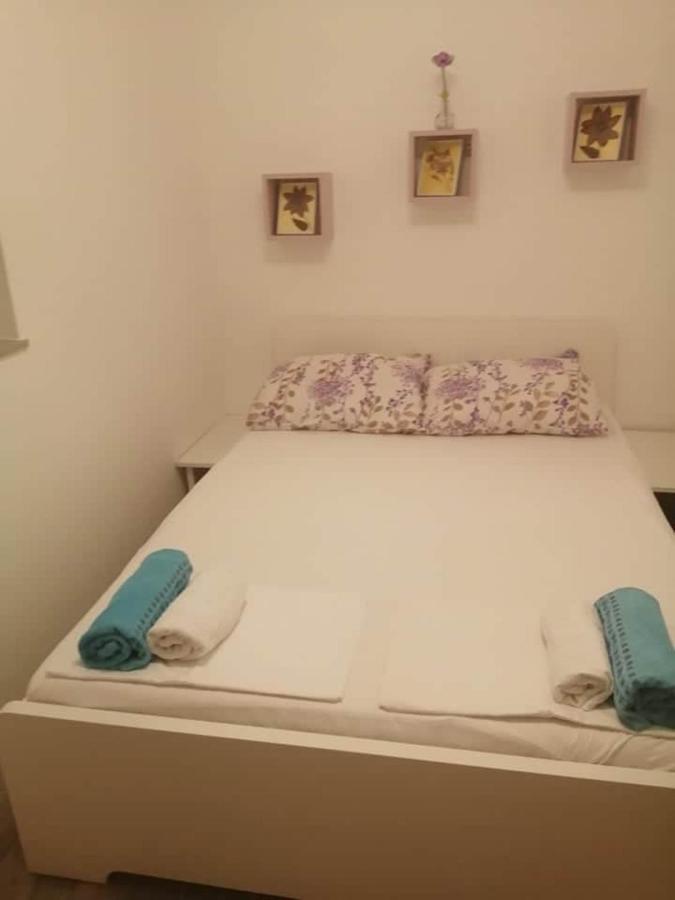 Apartman Dora Apartment Паг Екстериор снимка